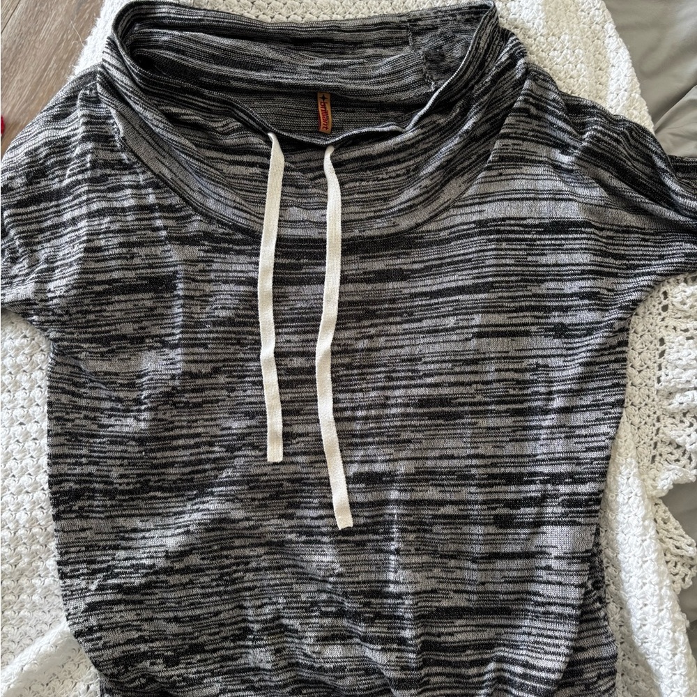 Cowl Neck Short Sleeve Pullover Top in Heathered Gray
